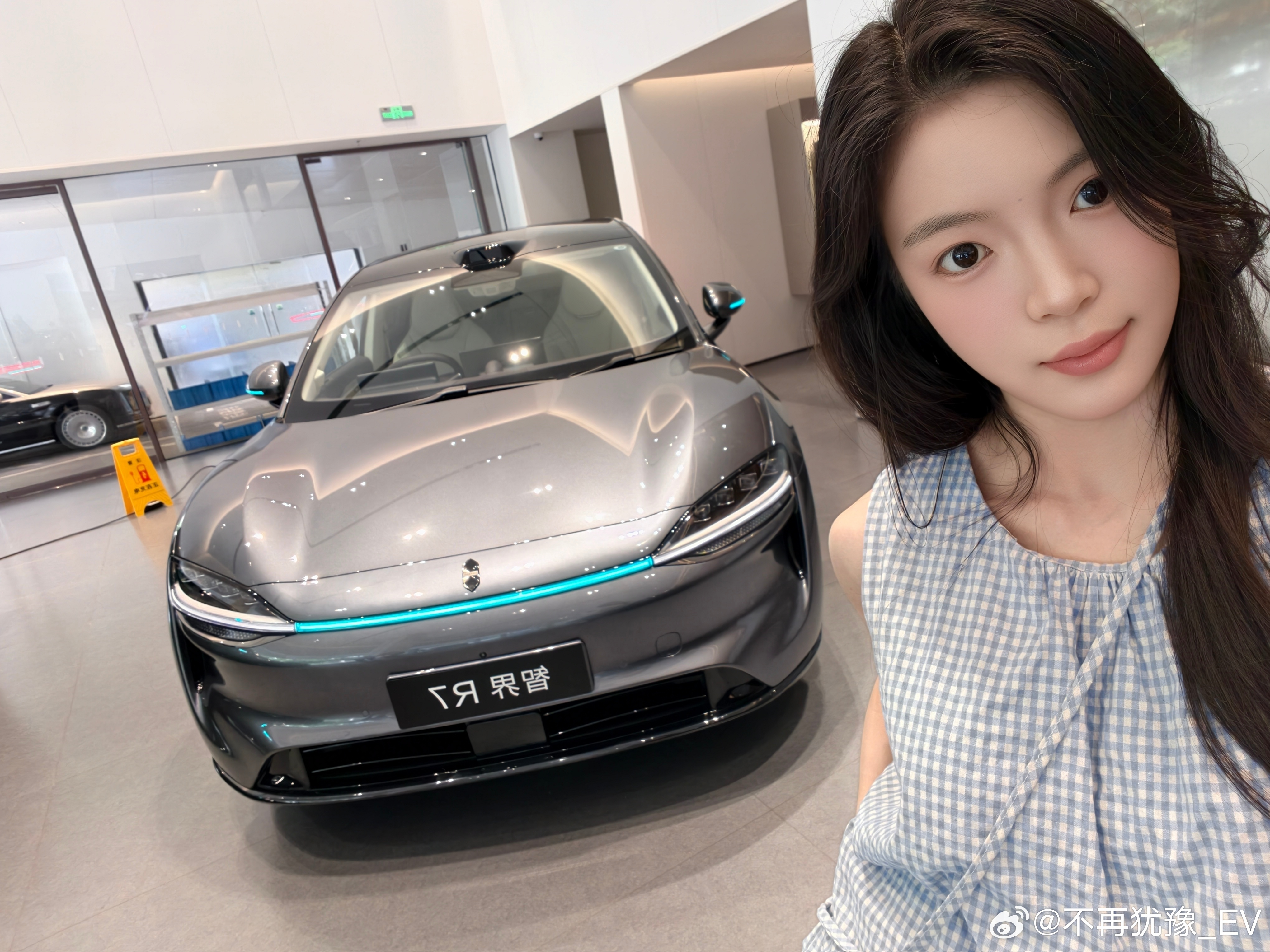 派助理去门店看智界R7 反馈整车颜值很能打个性轿跑造型摆脱传统SUV的笨重感前脸