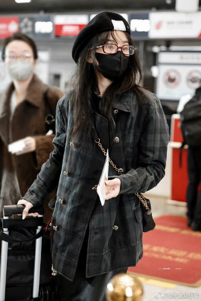 宋祖儿剪了刘海 新刘海一整个拿捏住氛围感，减龄又显脸小，开年元气开工超亮眼！宋祖