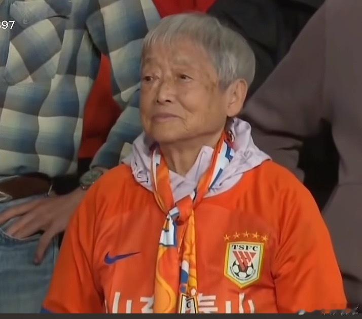 求助，谁认识这位老奶奶球迷，今年我计划做一些球迷的故事，想要采访下。感谢大家提供