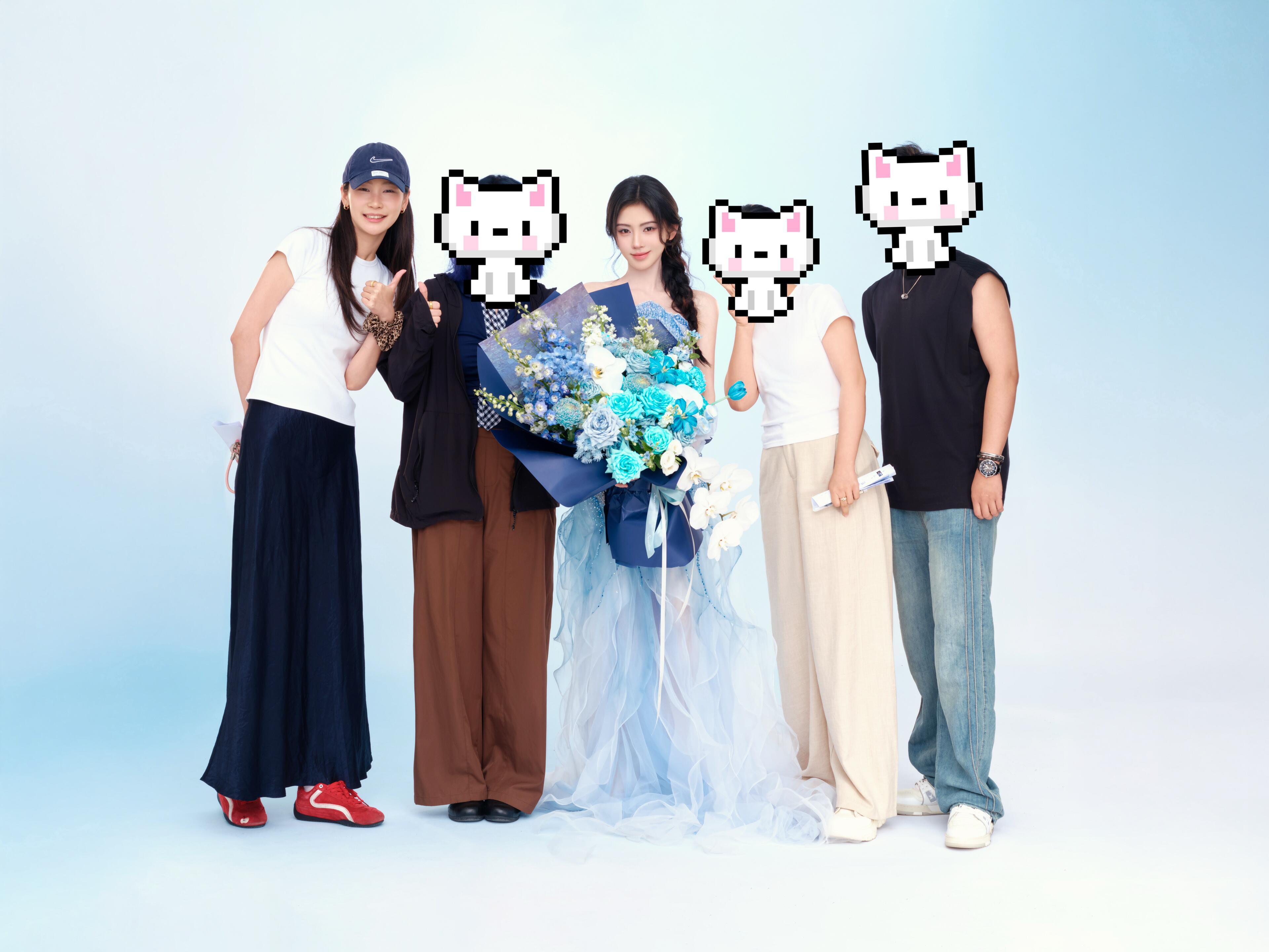 洁白的婚纱 手捧着鲜花 美丽的像童话💐👸🏻鞠婧祎