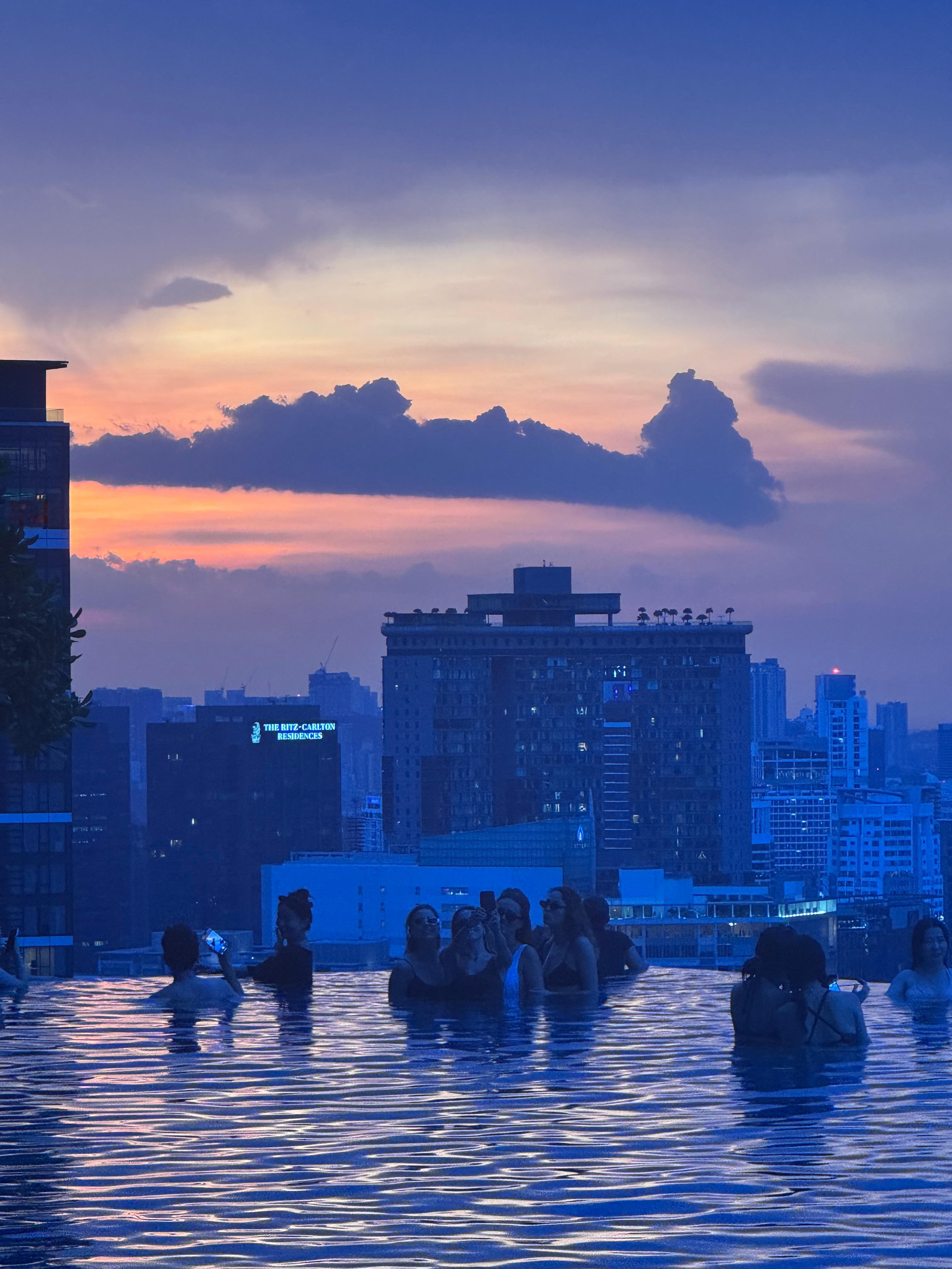 跟你们这些出片狂魔拼了…好不容易等到太阳下山想上去游个泳，结果全是大摆pose 