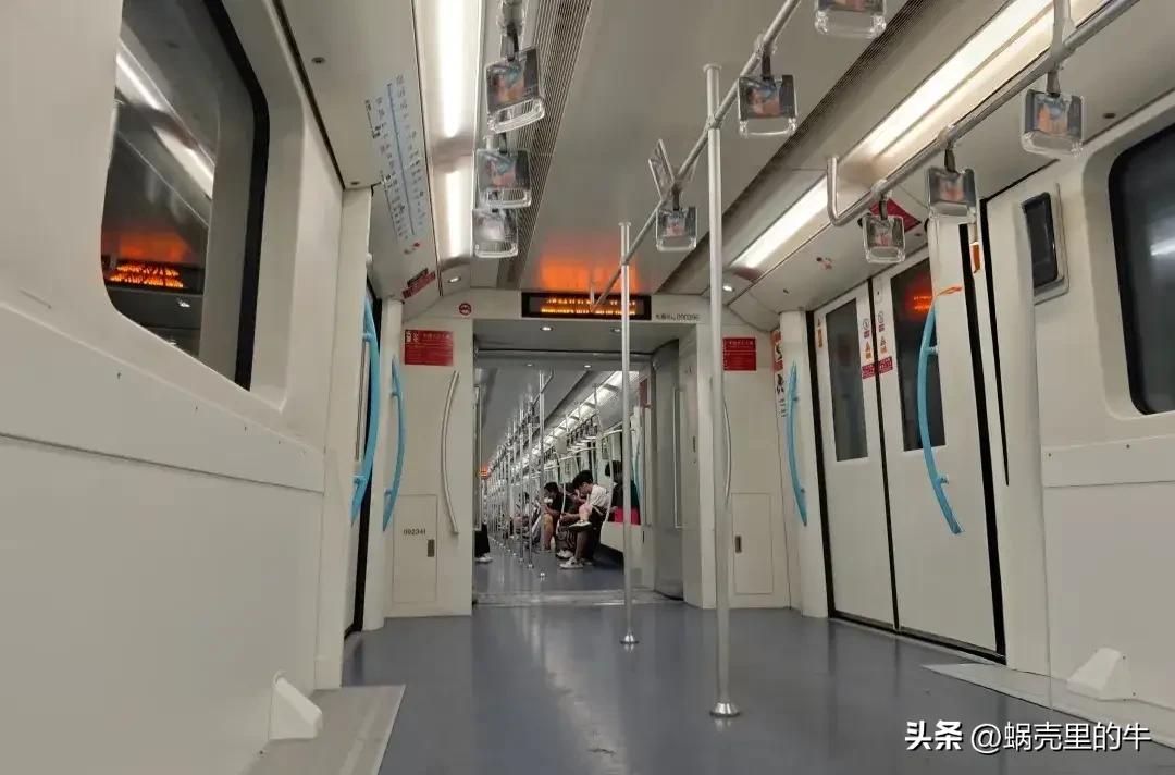 西安地铁2号线何时拆椅子？
上海地铁9号线，由于长期客流量巨大，难以满足群众出行