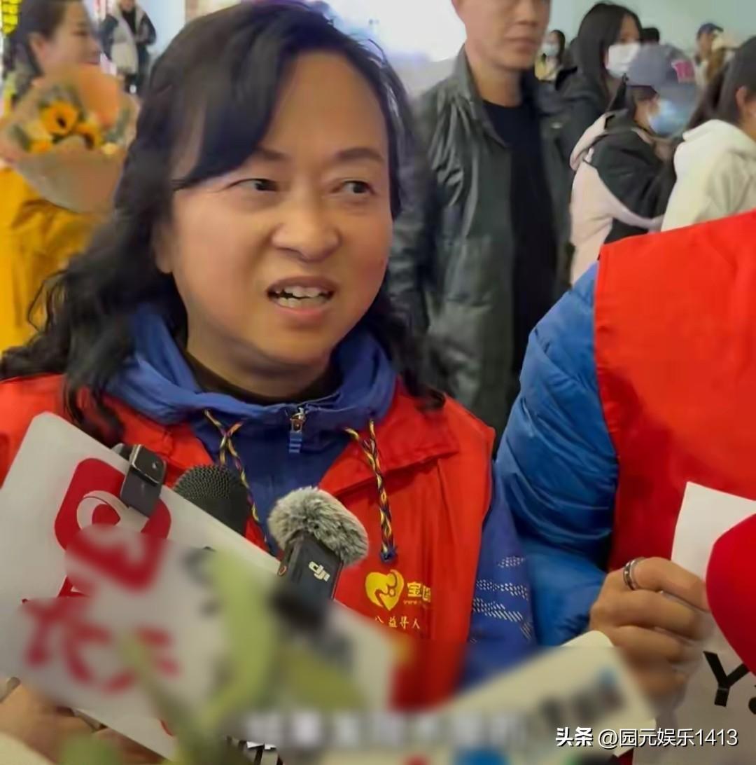 又一个国外回来的孩子要认亲了。这个女孩叫洪杨丽，在荷兰长大。
    刚出生两天