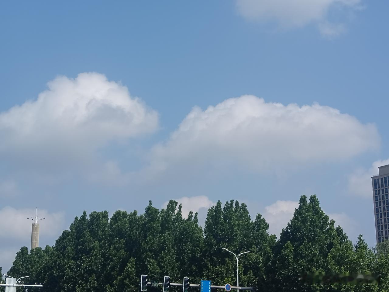 光老年人在家真不放心，这不我一邻居就老两口在家，差点出事。
昨天听说他家差点着火