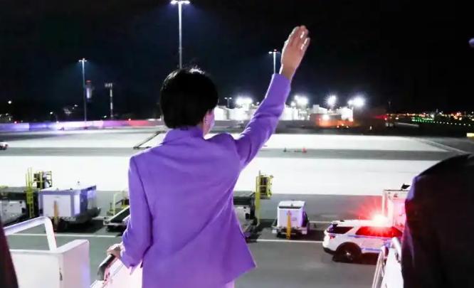 日本网民“气炸”了！当地时间9月21日晚，日本首相高市早苗飞抵纽约，满脸笑冲着舷