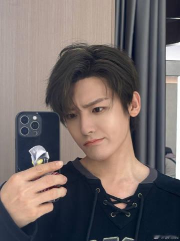 侯明昊直播 侯明昊直播简直太圈粉啦！一出现在镜头前就自带光芒，那帅气的脸庞搭配温