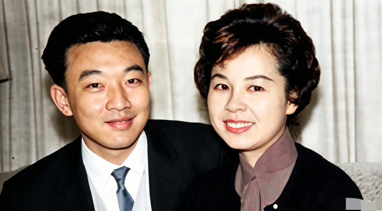 当年，董建华与夫人赵洪娉年轻时候的珍贵合影。照片里，董建华浓眉大眼，意气风发，赵