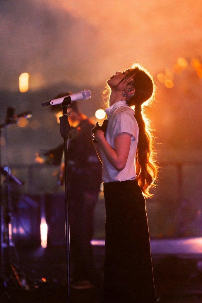 单依纯江苏跨年歌曲串烧单依纯跨年唱8首歌单依纯江苏跨年唱 8 首歌也太顶了！这歌