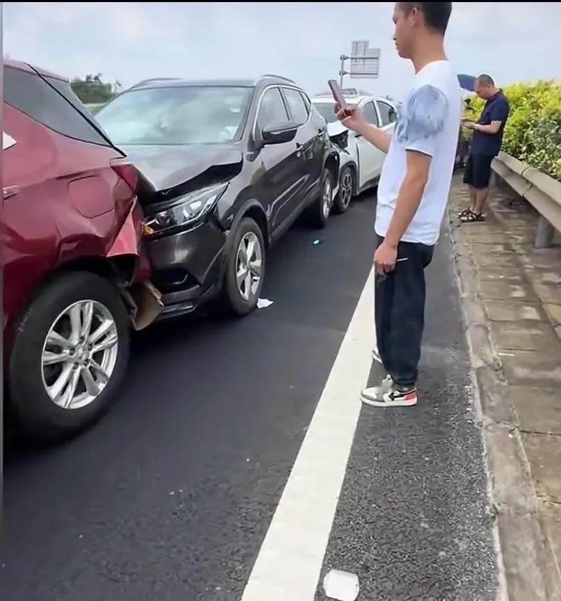今天是“五·一”假期的最后一天，沈海高速上发生重大交通事故，多少辆轿车连环撞？在