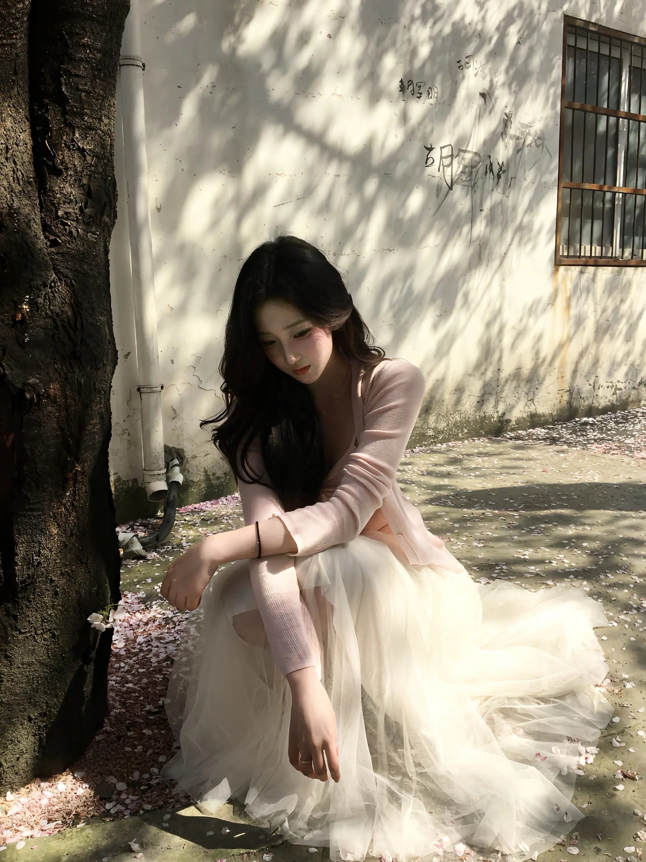 月光缠绵 躲在心里面。