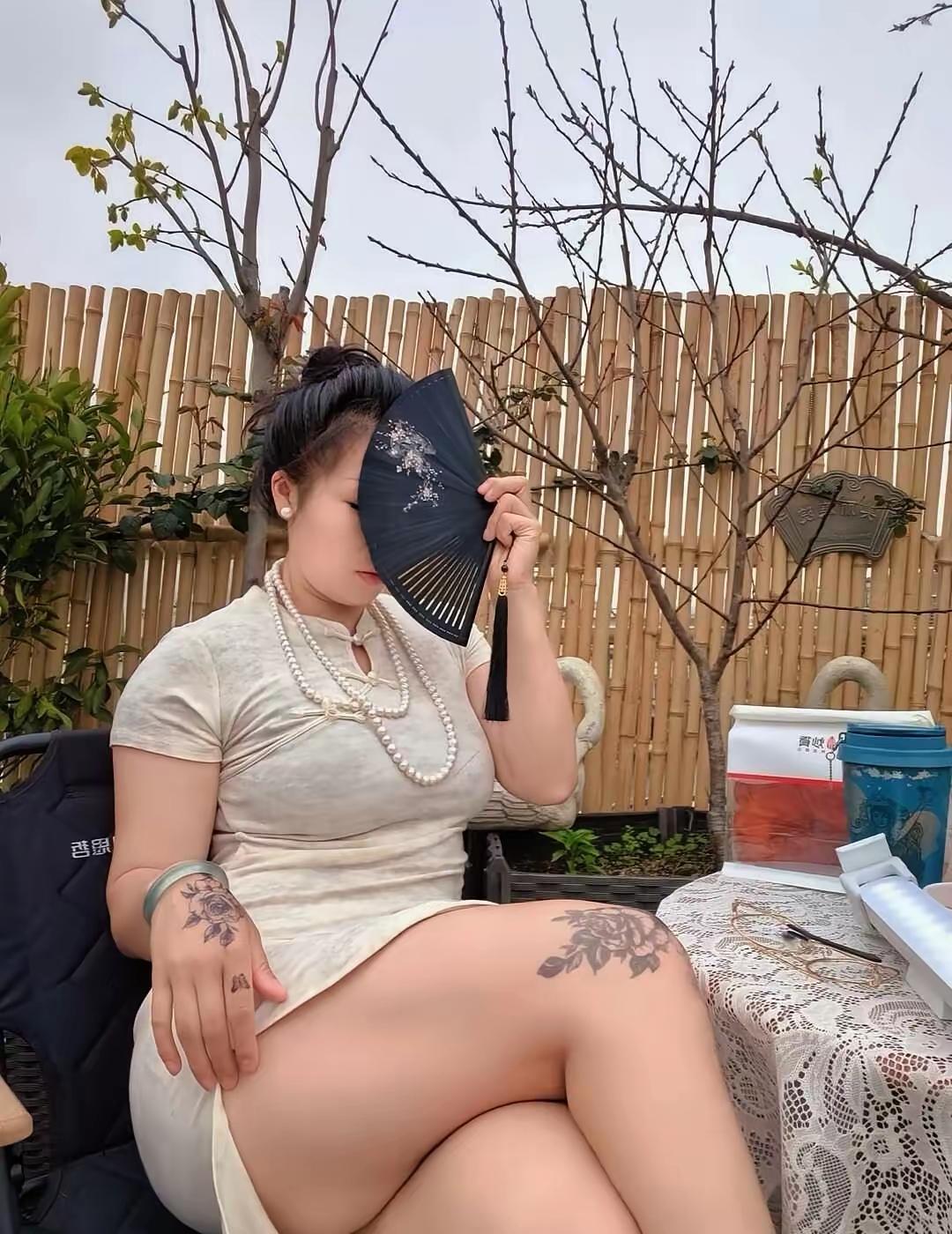 没有猜错的话，这个大姐姐应该不是游客在这里住店，而应该是云南或广西一带景区内民宿