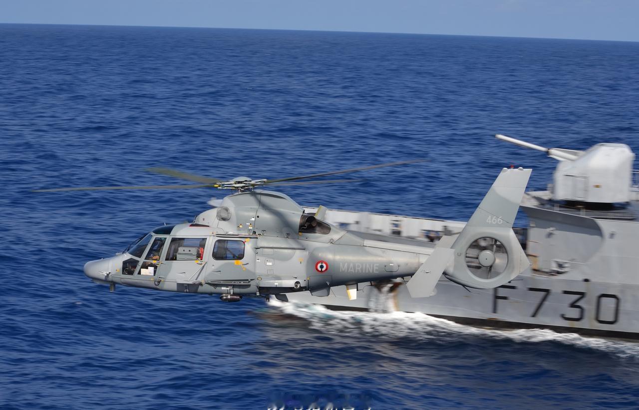法国海军“花月”级护卫舰F730 “花神”号与🚁“黑豹”直升机。烽火问鼎计划 