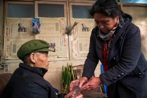我的父母在我6岁那年，将我送给了我的大伯。直到某天夜晚，本已入睡的我，却被外面的