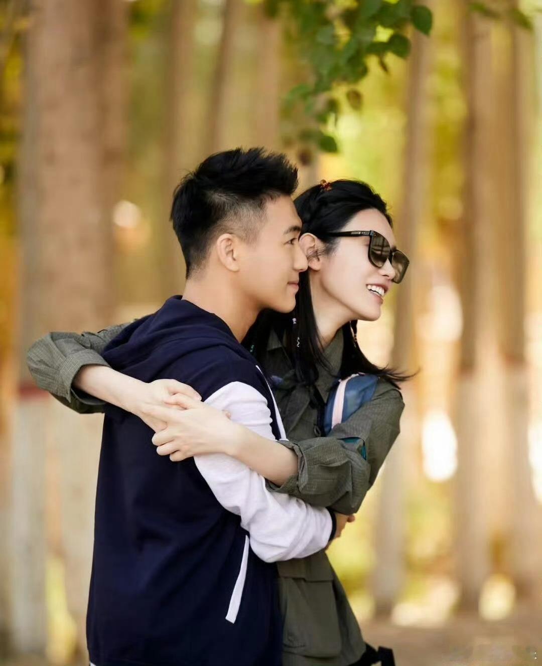 奚梦瑶何猷君挽手逛商场，好甜啊，姐姐完全看不出事两个孩子的妈妈[憧憬][憧憬] 