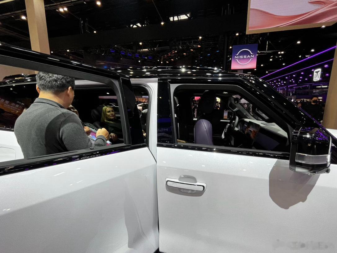 北京车展挤满了外国人奇瑞长城吉利比亚迪展台老外多不奇怪，毕竟都是出口大户，但是今