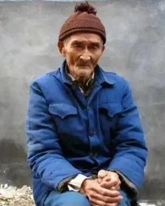 1937年，机枪手卿伯金正在放哨，稻田中突然传来了奇怪的水声，他摸过去一看，顿时