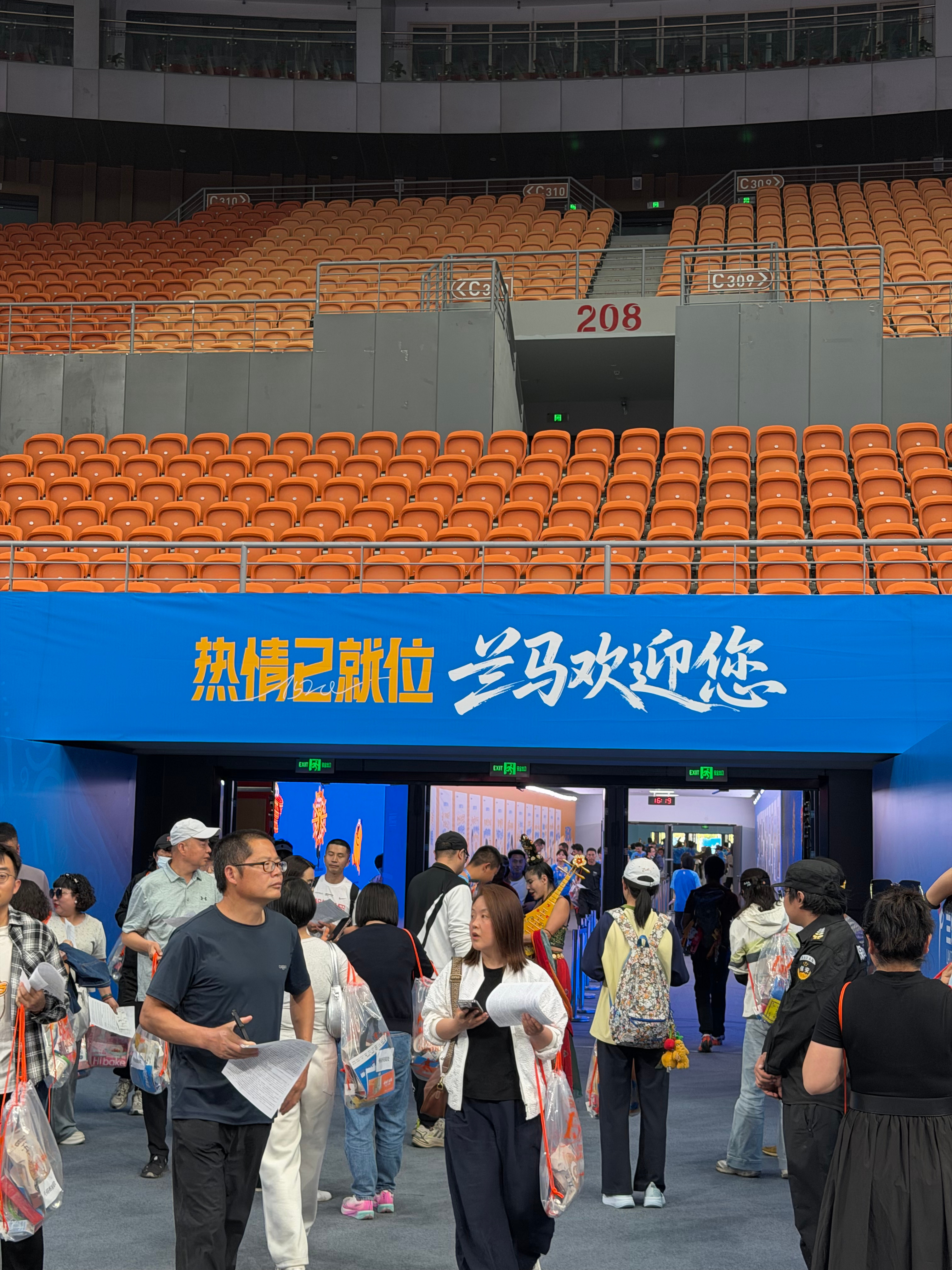 兰州马拉松 兰马志愿者硬控 2026兰州马拉松能有多热情？😍 2026兰州马拉