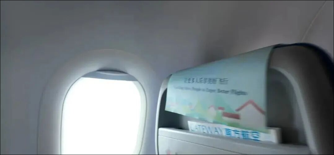 航班飞机滑行途中遭雷击，滞留3小时临时换机，南航回应：机身发现雷击点20余处，客机自带防雷保护措施，