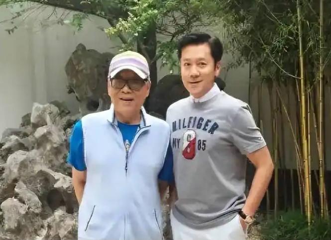 蔡国庆每月给弟弟蔡军发2万工资，发了20年，一共480万。条件就一个：在家全职照