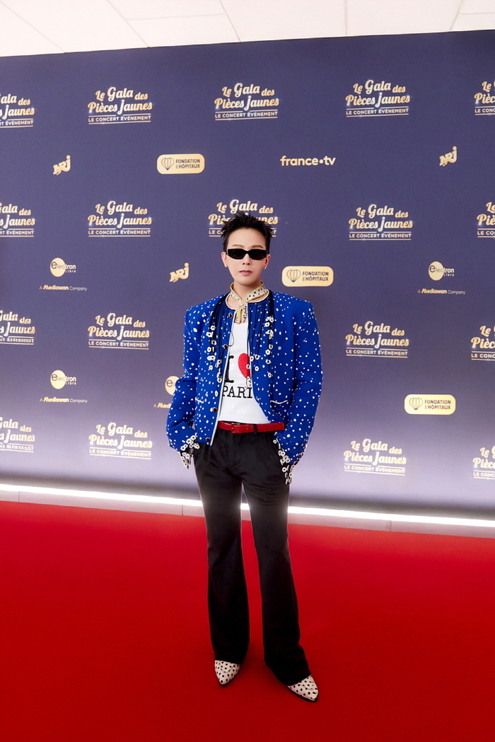原来龙儿法国慈善晚宴这件外套CHANEL也给做了「特别定制」，原版的花是在里面的
