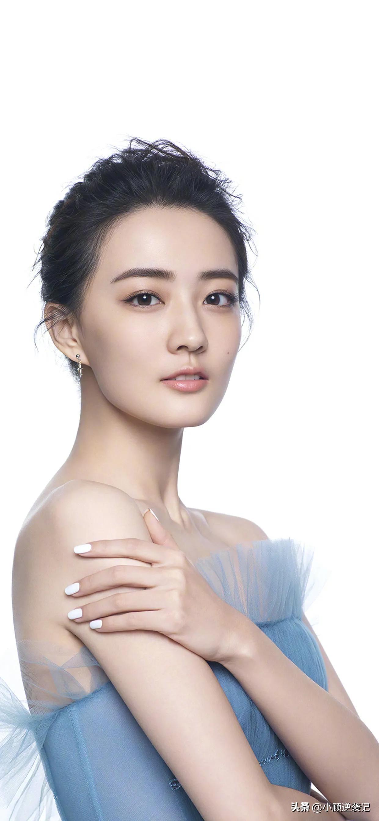 徐璐在直播中透露自己办了终身美容卡，但不巧的是她所办的美容院倒闭了。徐璐说：“因
