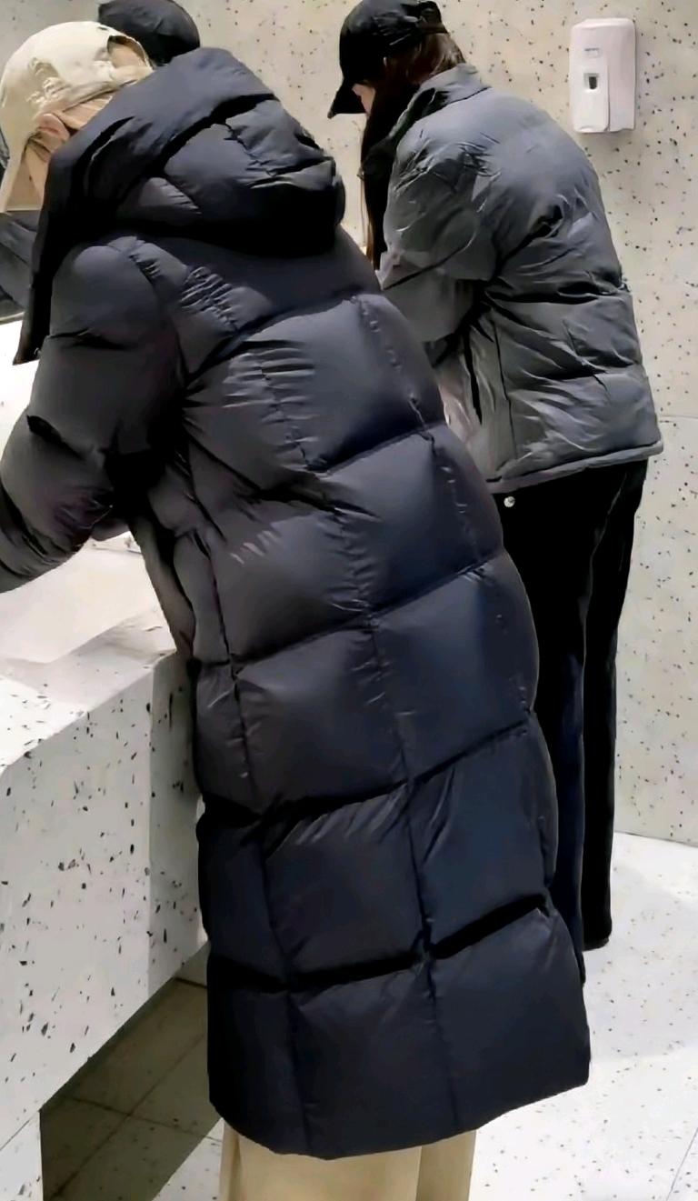 都是黑色羽绒服，还是有点儿区别的！