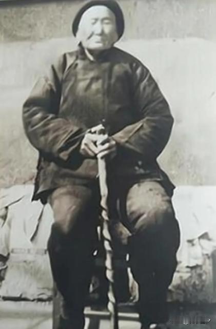 1941年，一位老妇人请“汉奸”侄子吃饭，突然压低声音道“孩子，给我弄300发子