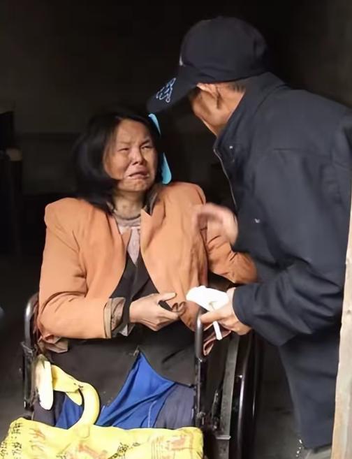 2001年，山东单县，43岁光棍在街头捡回一位截瘫女子，不料，女子半年后突然提出