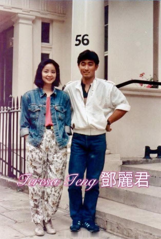 1984年10月，邓丽君与日本工作人员摄于伦敦诺丁山，此行是为了录制新唱片《爱人
