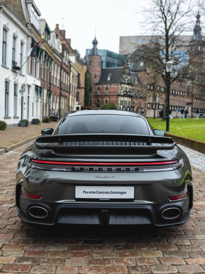 宝石绿金属漆在阳光下会变色🦎这代混动加持，3秒内破百还能买菜接娃，全能到离谱。