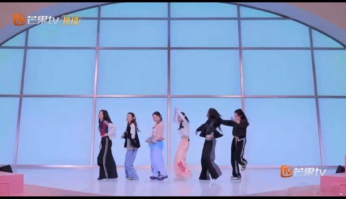 李嘉琦跳舞气血好足的美 李嘉琦的舞台魅力无人能挡！跳舞时元气爆棚的样子，既有力量