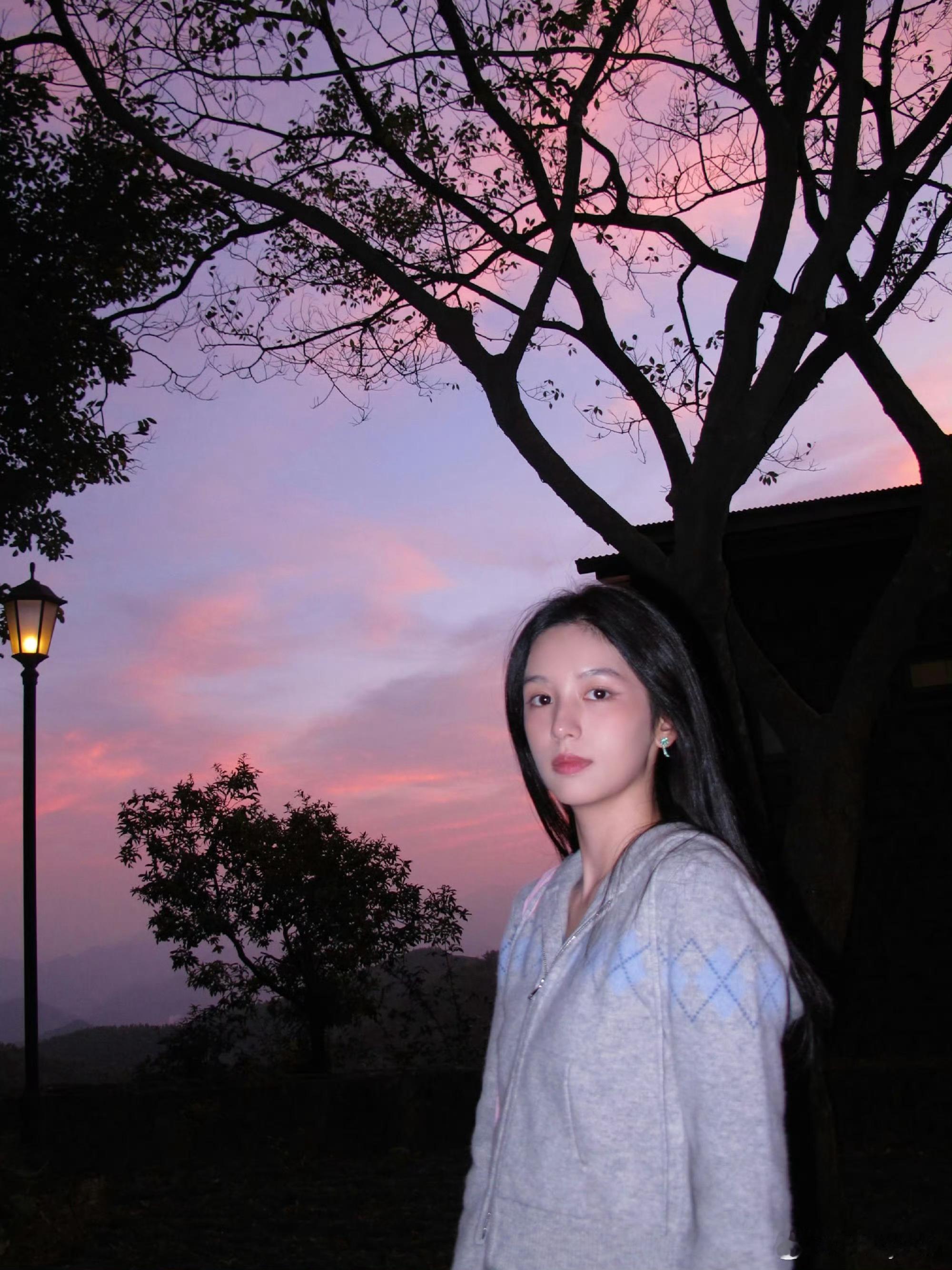 周也[超话]  也子你知道你和夕阳有多配吗[舔屏] ​​​