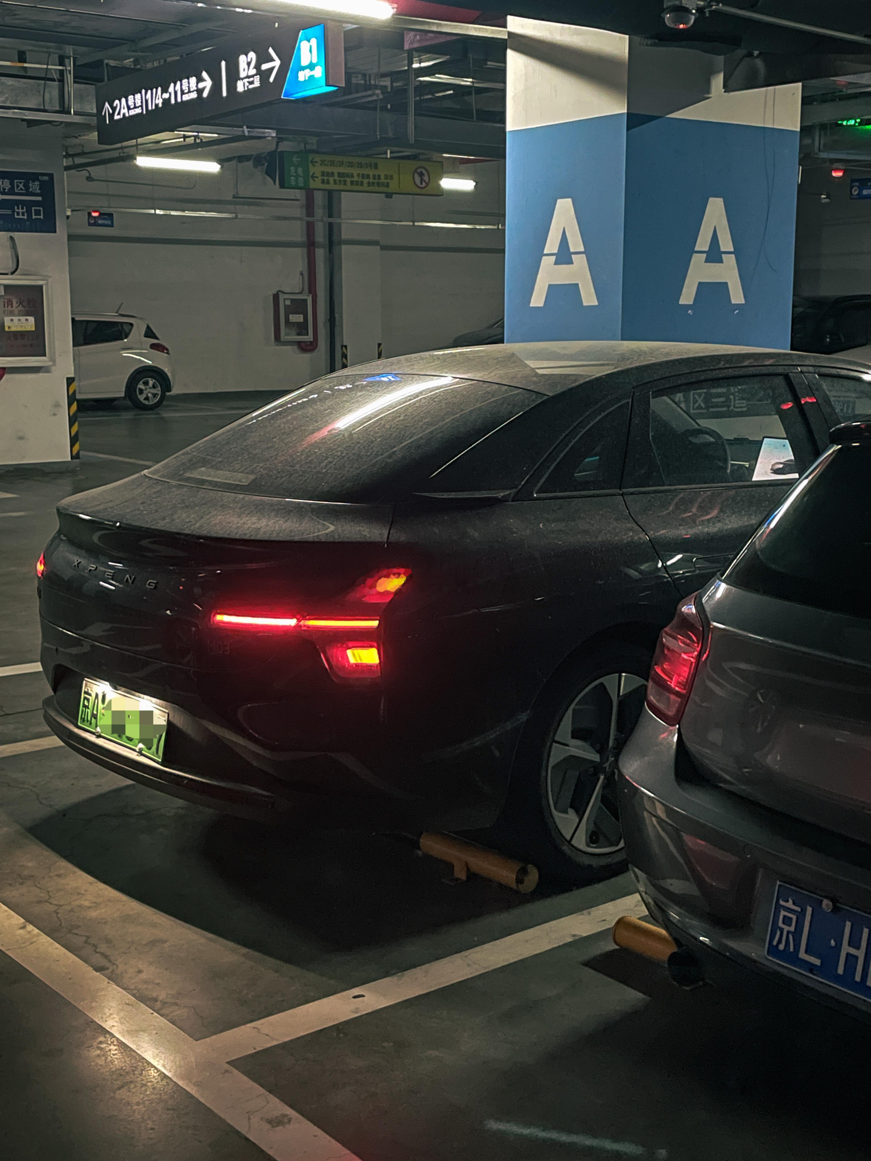 隔壁车位停了一辆小鹏mona 亮着灯。我以为这车要走，离近了发现主副驾都在车上午