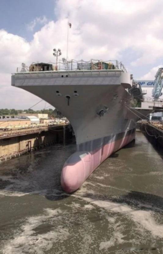 航母上宽下窄，为什么不会发生侧翻？因为水底下的航母，才是航空母舰的技术精髓。
