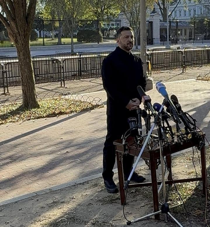 泽连斯基当面拒绝了，特朗普要求割地停火的要求。美国不允许，泽连斯基继续在白宫草坪