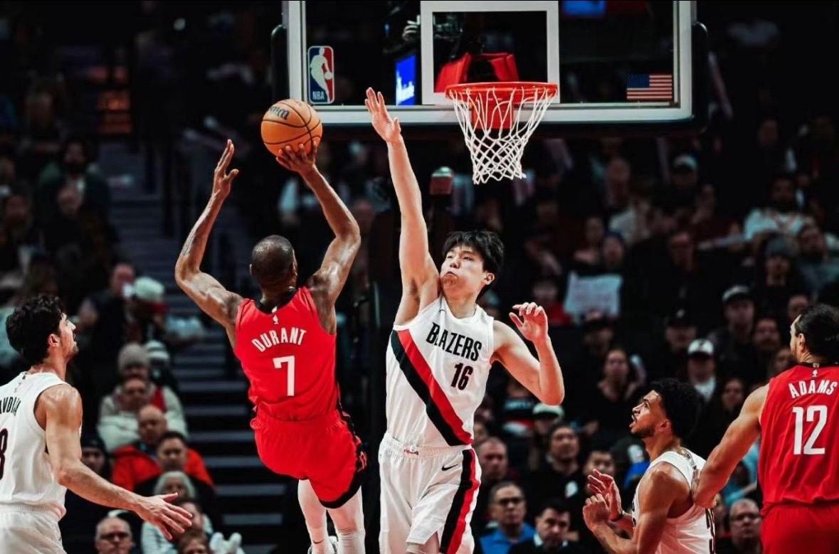 看到杨瀚森防守杜兰特这张图还挺感慨的，有种“梦想照进现实”的梦幻感。一年前还在C