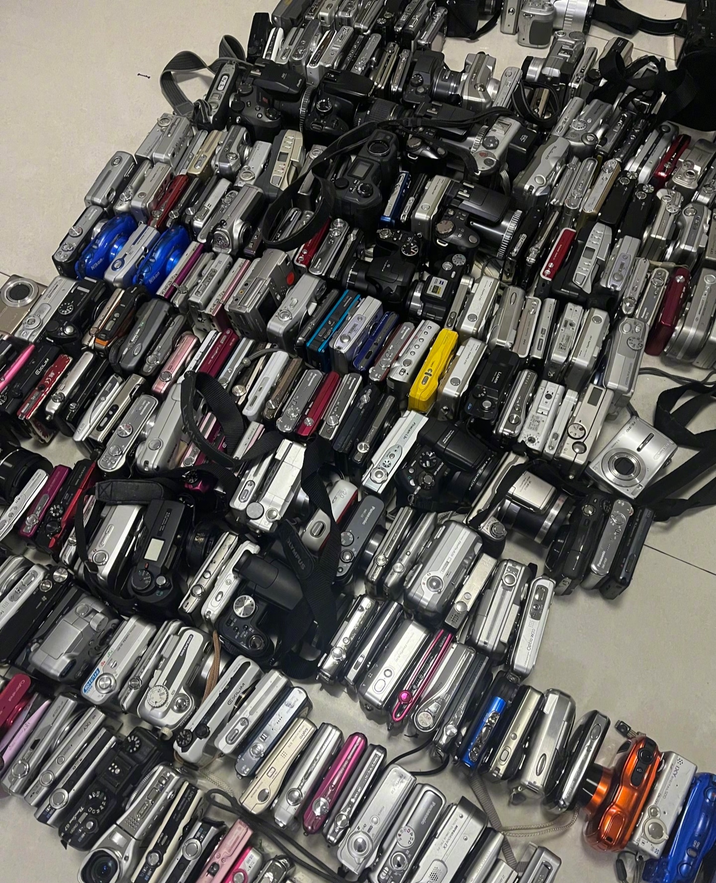 多款相机价格暴涨近10倍   手机影像这么发达，买这些老古董相机干嘛？感觉又像是