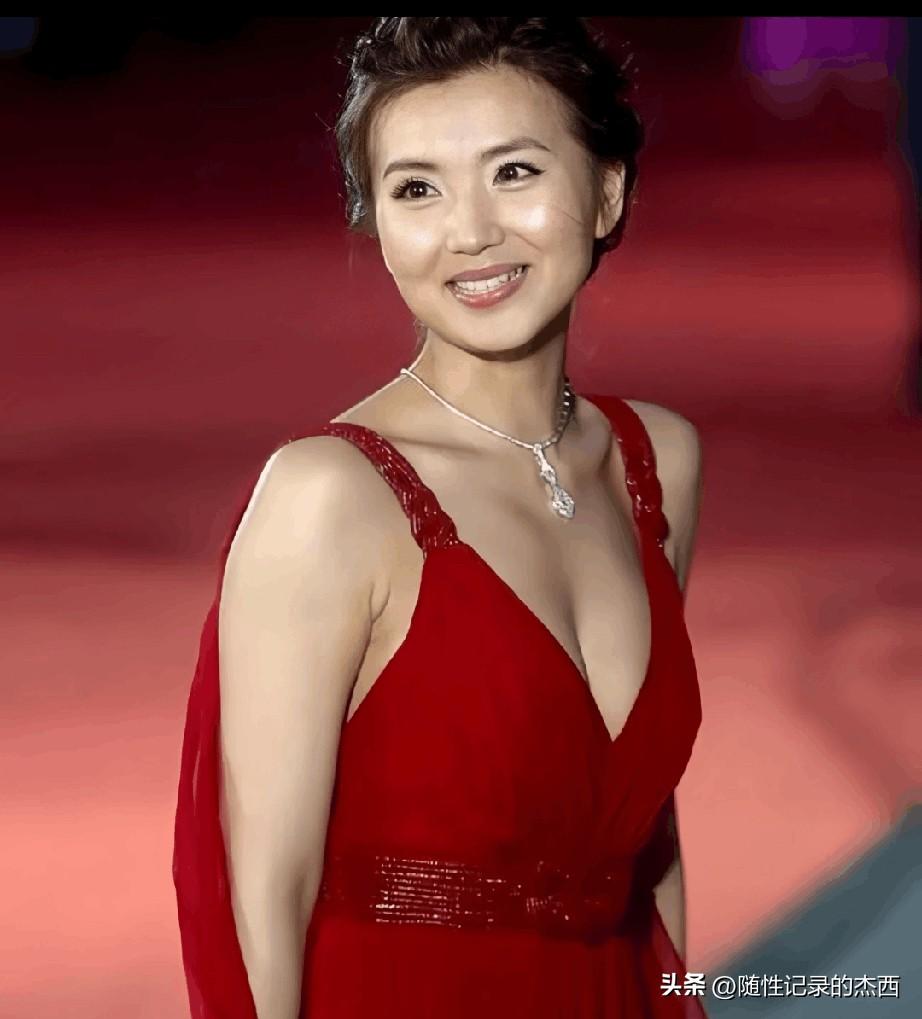 她好漂亮啊，是当年很多人喜欢的一个女演员，比陈红和许晴年轻的时候都要漂亮。

身