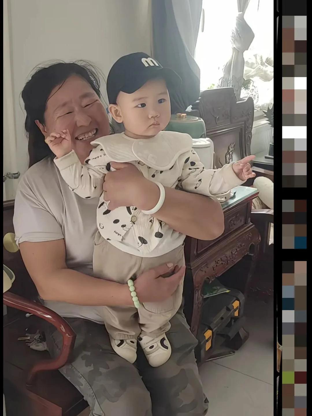 大衣嫂抱着孙子喜气洋洋地回家啦！小家伙眉眼清秀，活脱脱随了妈妈陈萌，那模样真是惹
