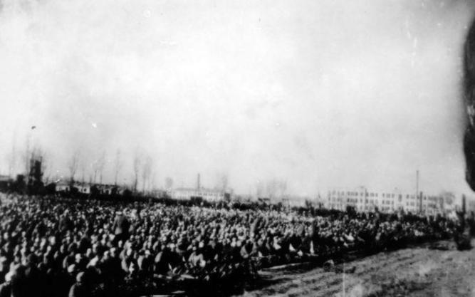 1948年，东野四纵攻入鞍山，残敌的2个连钻进炼钢高炉内拒不投降。四纵干部看劝降