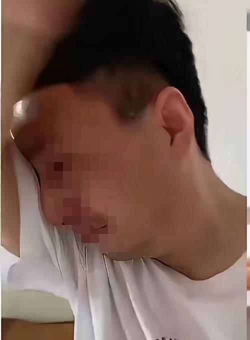 河南郑州，一男子辅导儿子的数学作业整整一年，每天辅导到半夜。万万没想到，孩子考试