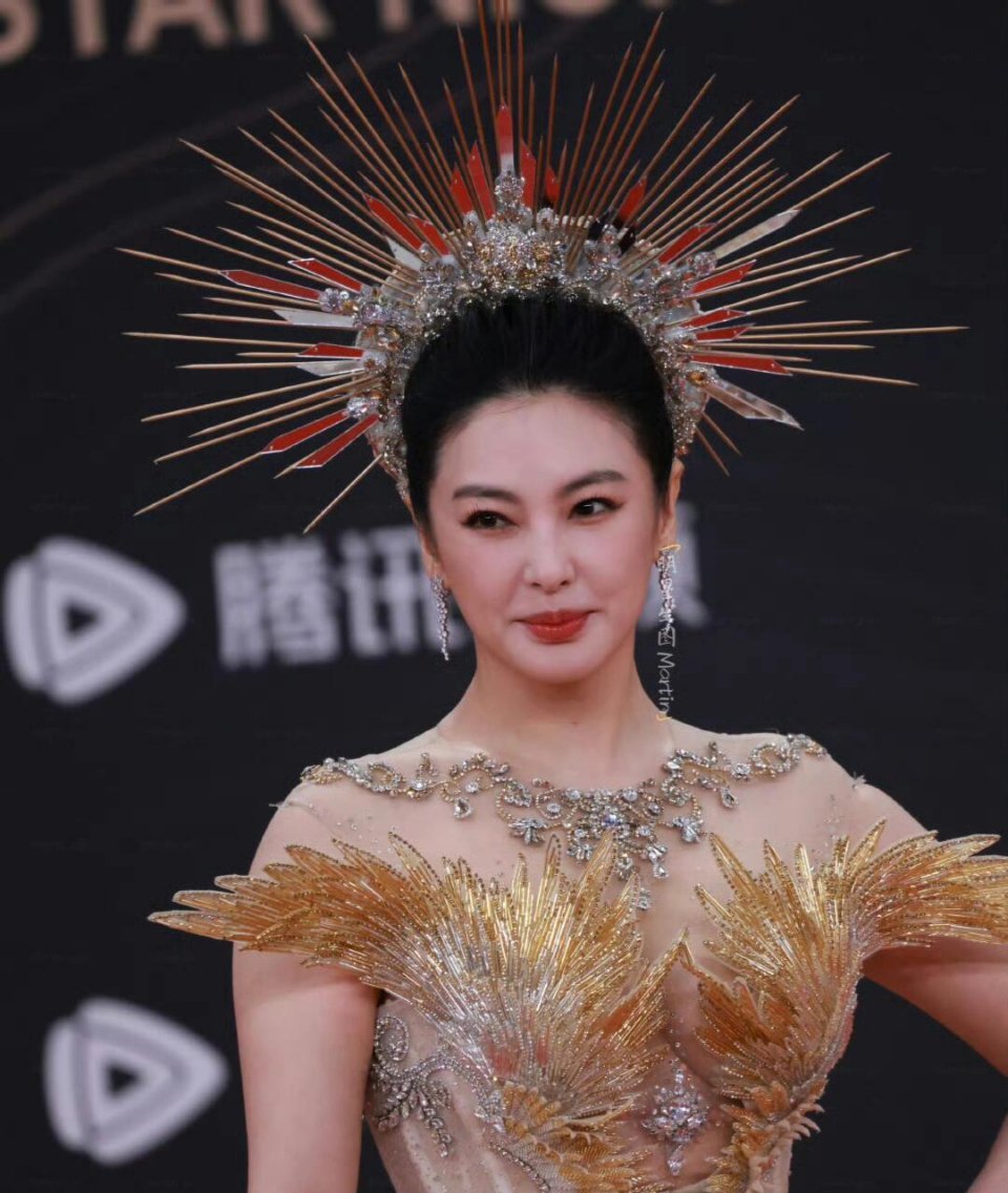 张雨绮星光大赏红毯生图，姐姐太有实力啦！！拿着爱的号码牌去法国排队了 