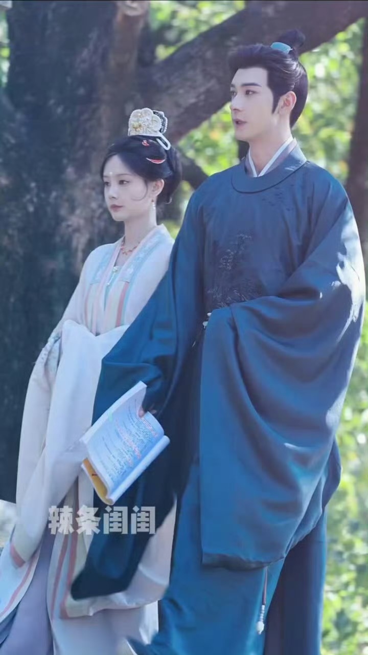 李一桐陈星旭（排名不分先后）《金枝》同框路透，好薄一片的两人 