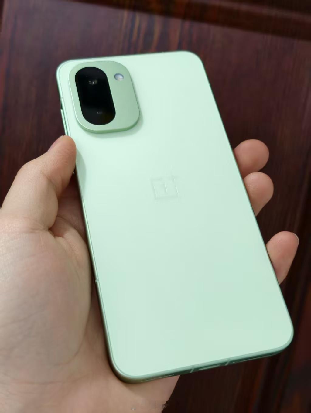 用了Ace 6T这段时间，最大的感受就是：这机子在同价位里，真的很难挑出短板。A