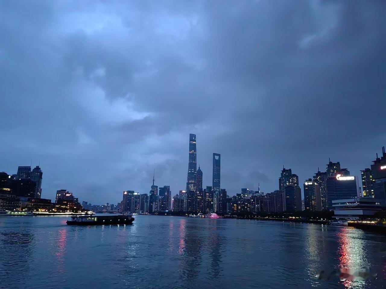 今天有粉丝也是我老乡联系我，问我在上海买房的事情。

这是我2020年开始做业余