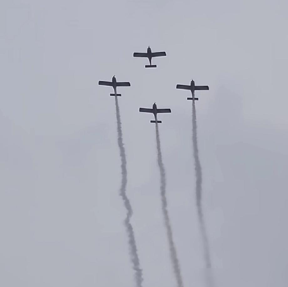 6架飞机低空轰鸣，只为一场草根球赛助威。你以为金主烧钱烧疯了？水面下的生意，比球