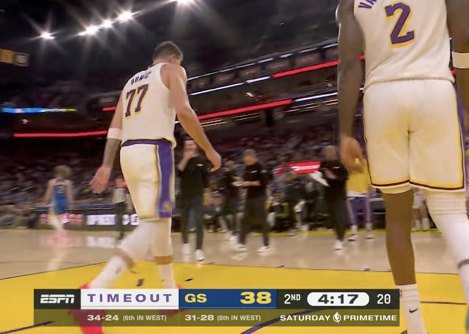 湖人暂停！被打了一波6-0只领先17分了55-38湖人vs勇士