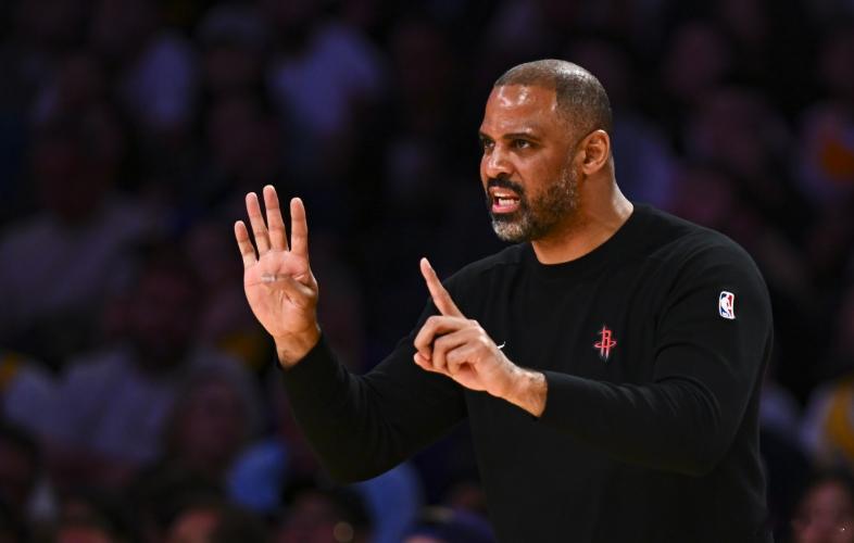 NBA西部季后赛首轮，火箭大比分0-3落后湖人。据火箭队记Michael Sha