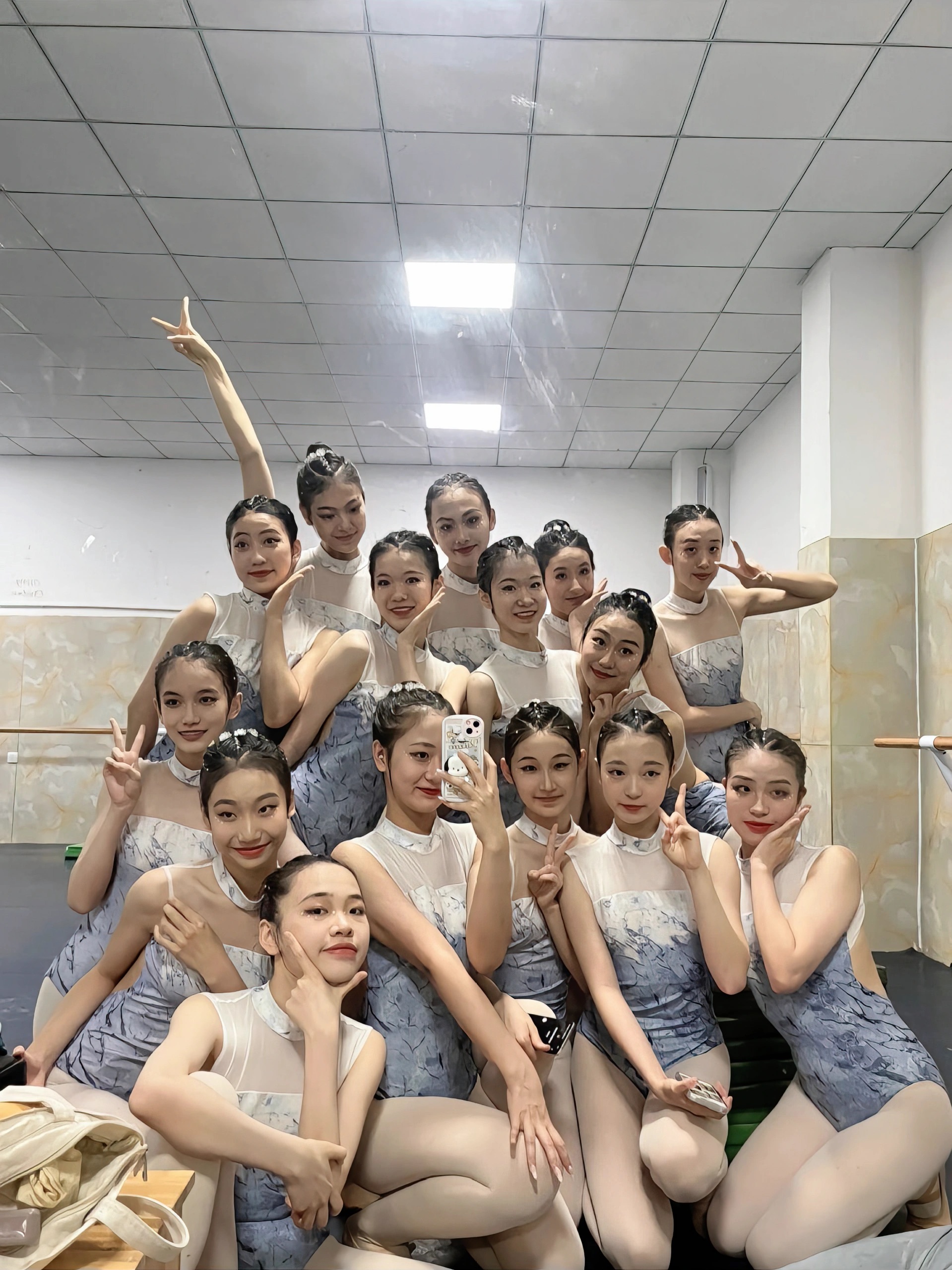 当你做了舞蹈生你会发现身边全是女的，很长时间见不到帅哥！ ​​​