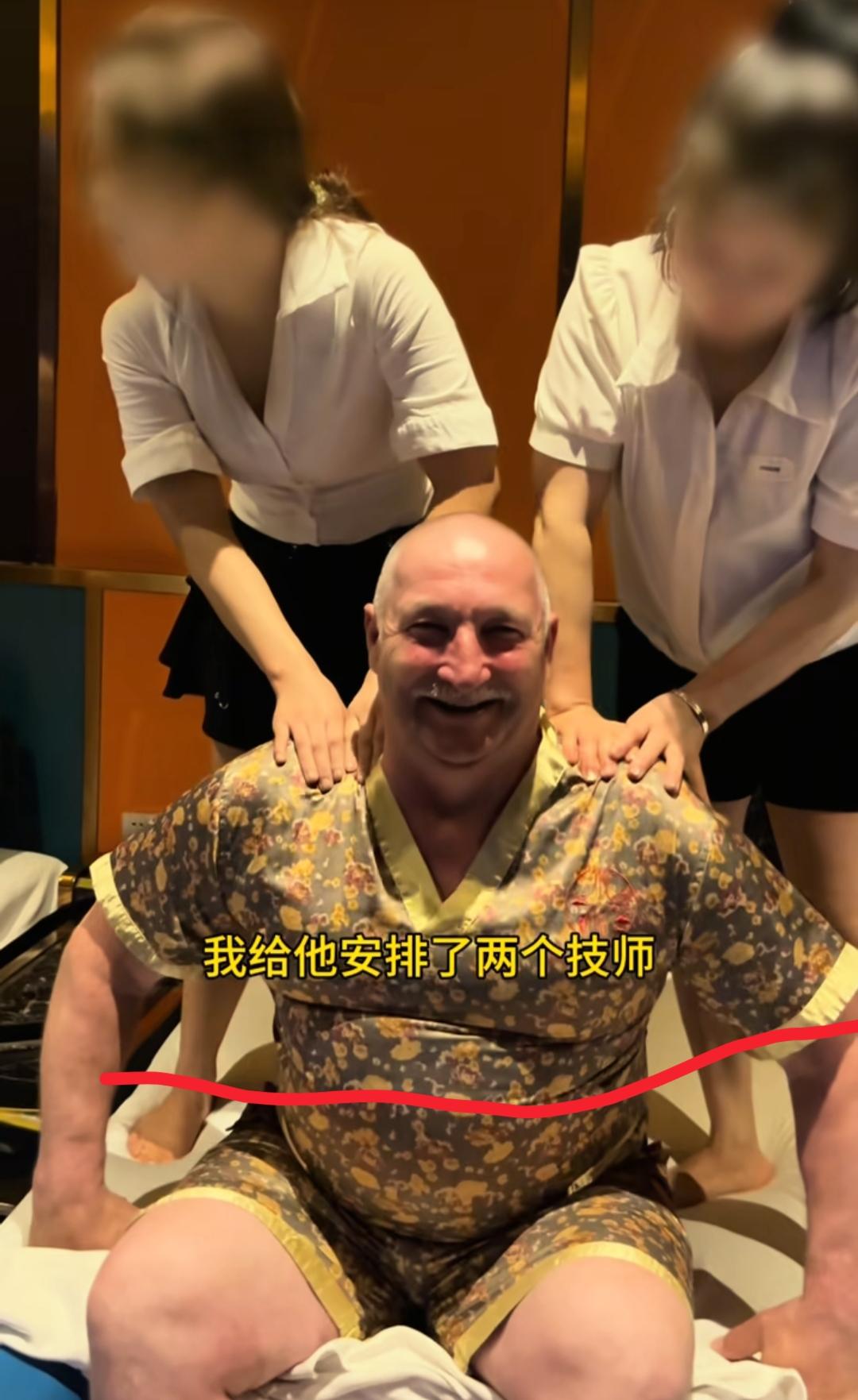 昨晚刷到小张带岳父母游重庆视频
我纠结了一整晚
根本没有睡着没睡着，原因是

